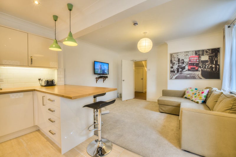 'Spacious Room in Luxury House in Lower Parkstone' Room to Rent from