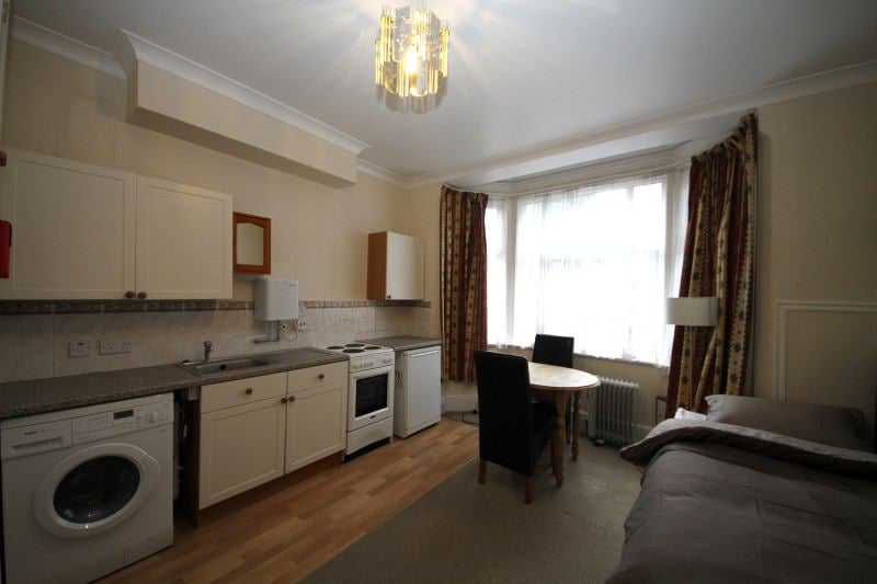 'Large Bedsit close to Reading and Caversham Centre' Room to Rent from