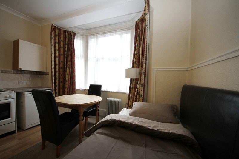 'Large Bedsit close to Reading and Caversham Centre' Room to Rent from