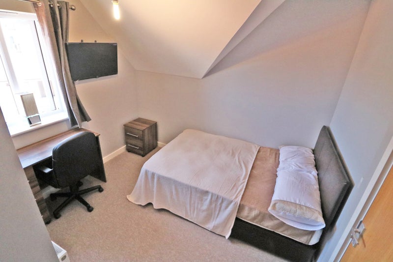Photo 1: ROOM 4