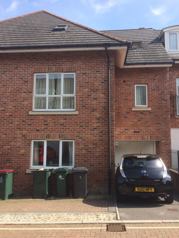 'Double Room, Crawley Town Centre' Room to Rent from SpareRoom