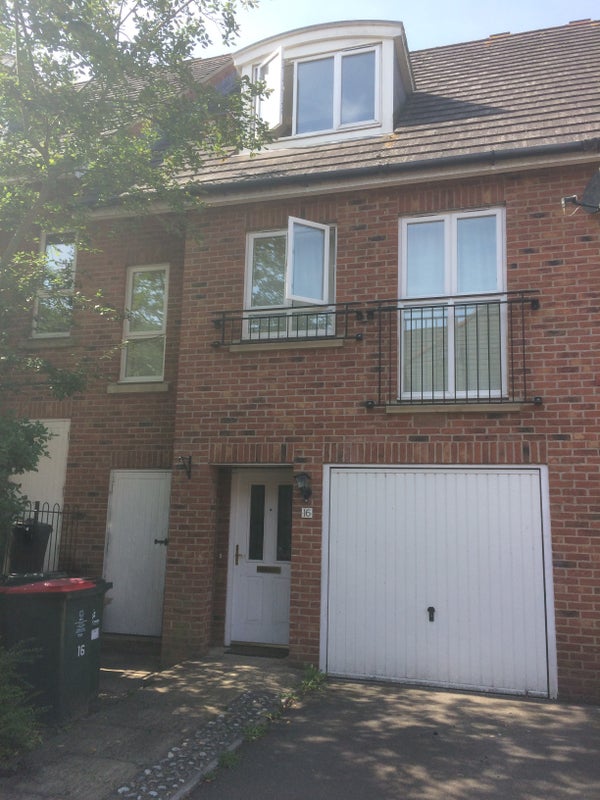 'Huge Double Room Crawley Town Centre' Room to Rent from SpareRoom