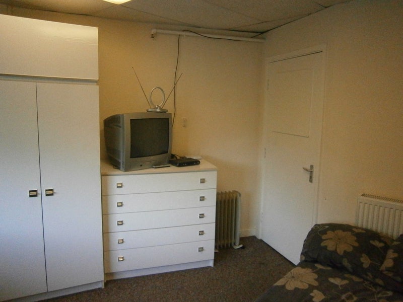 Self Contained Furnished Bedsit Flat' Room to Rent from SpareRoom
