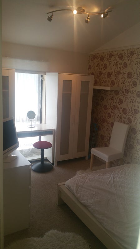 Photo 1: A clean double room with plenty storage space