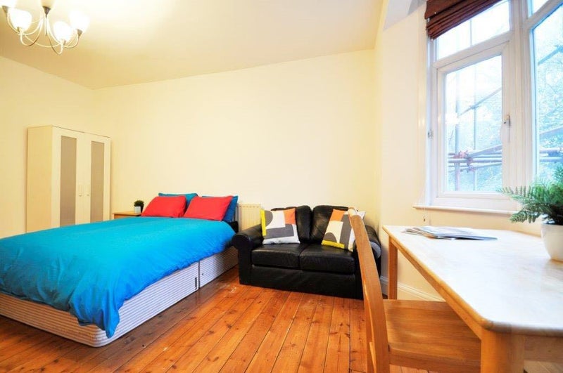 Huge Room 1 Stop To Baker St Next To O2 Center Room To Rent