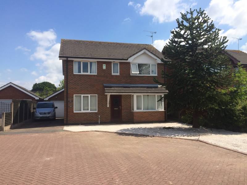 Photo 1: Beautiful detached house in secluded close with private parking.