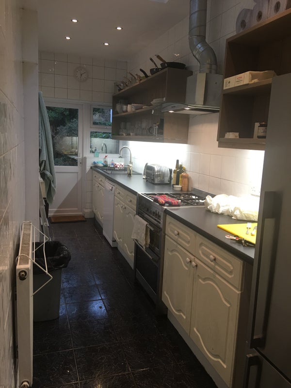 'Dbl bedroom for one in house next Leytonstone tube' Room to Rent from