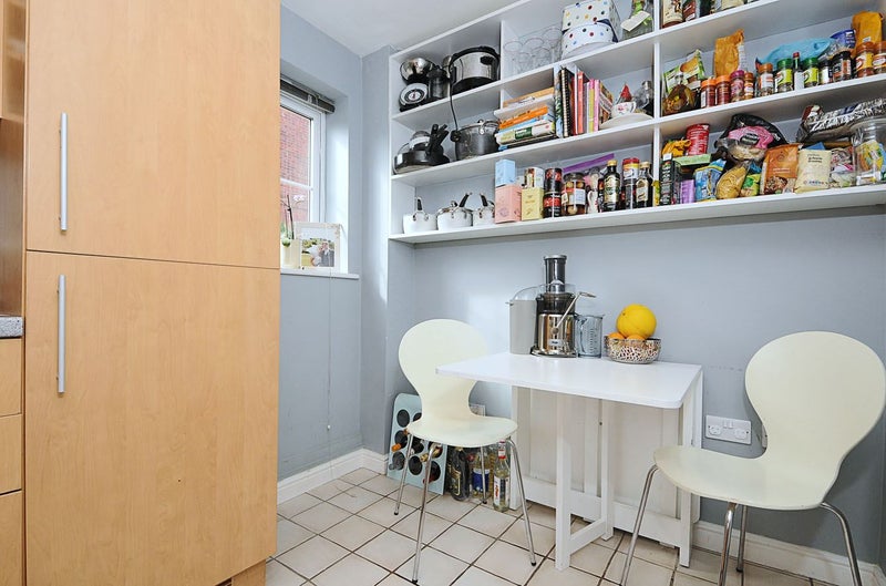 Photo 7: Kitchen