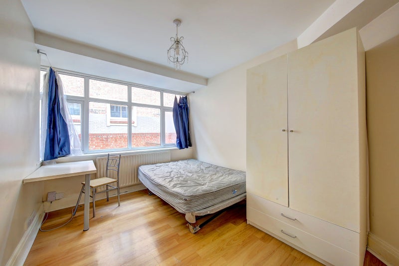 'Rooms Or Whole Property Available Central Kingston' Room to Rent from