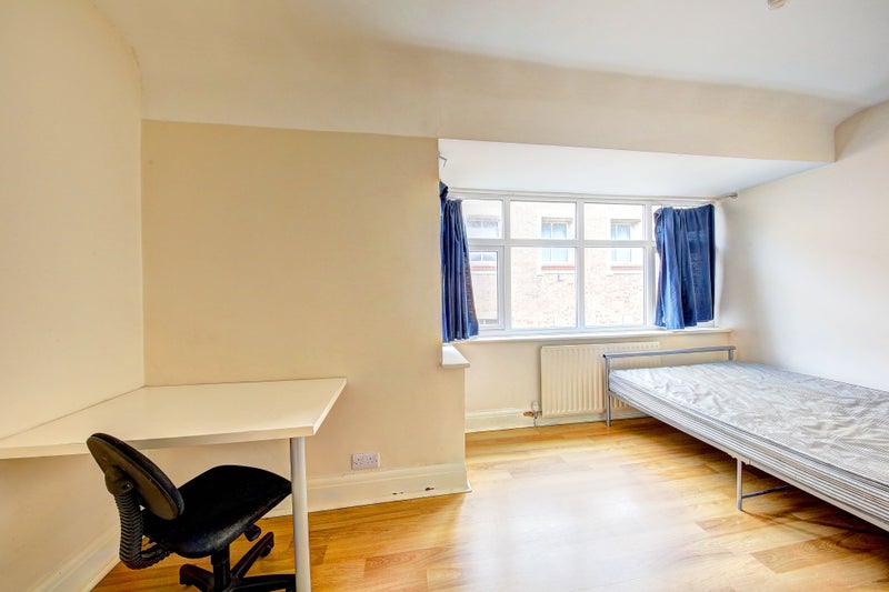 'Rooms Or Whole Property Available Central Kingston' Room to Rent from SpareRoom