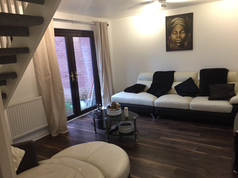 'Double Room in Danescourt. Professional, Bills inc' Room to Rent from