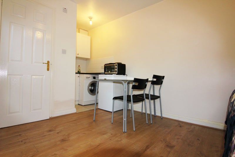 'Self contained Studio bedsit in Banbury' Room to Rent from SpareRoom