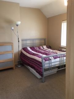 Photo 1: Double bedroom 