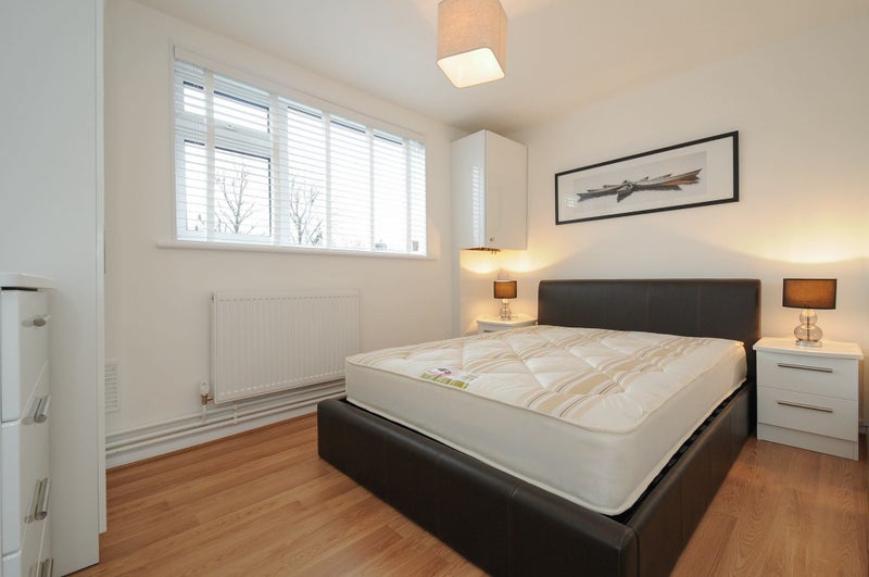 Photo 1: Bedroom 1 £880PCM - available 08/11/2025