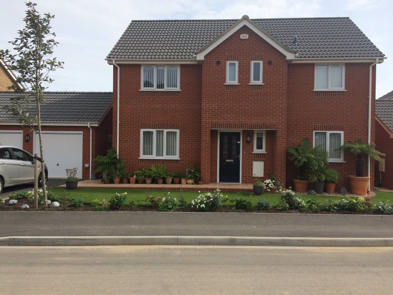 Photo 1: Double Drive/Garage