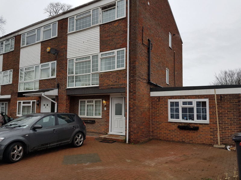 'Fully furnished room with Ensuite in Slough' Room to Rent from SpareRoom