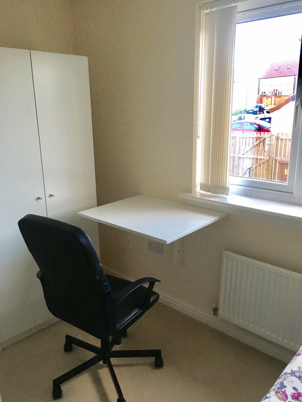 Photo 4: Leaf table, chair optional