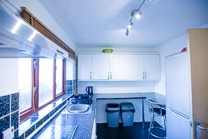 Photo 1: Kitchen / Breakfast bar