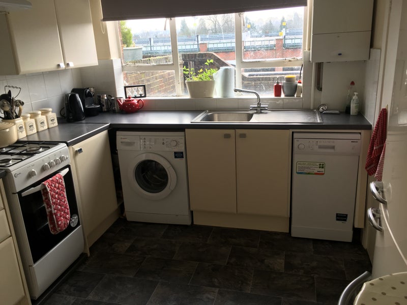 'Flatmate needed for great flat in Central Reigate' Room to Rent from SpareRoom
