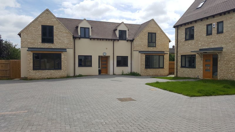 Photo 1: Front view of the apartment 