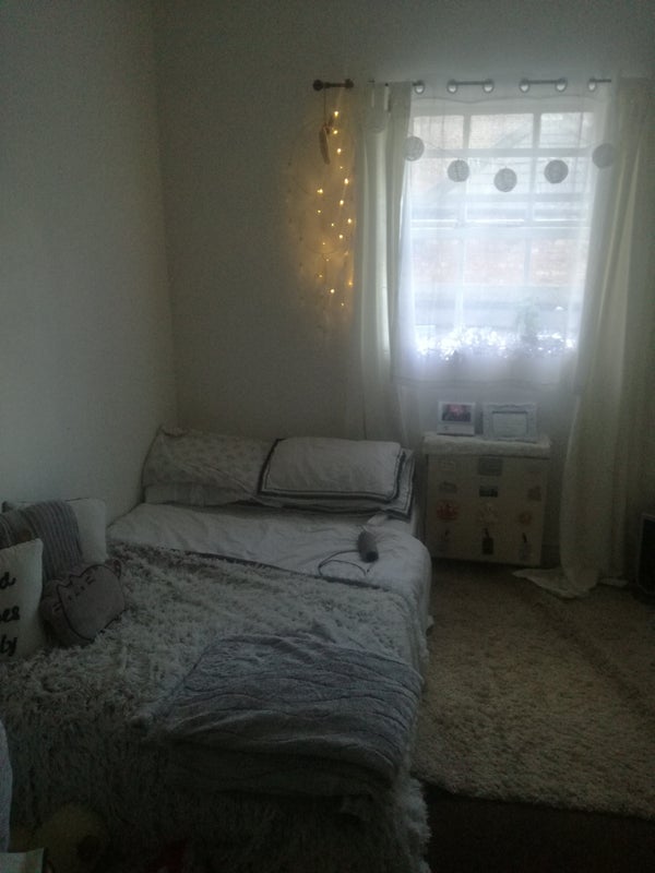 Photo 1: Double bedroom.