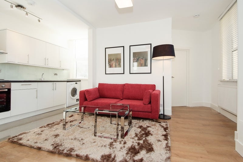 Photo 1: Spacious kitchen/lounge