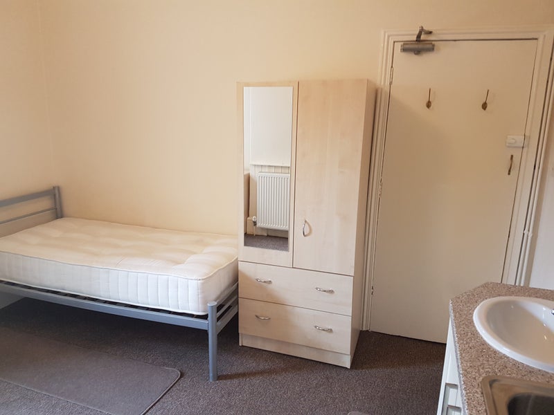 'Professional Selfcontained Double Bedsit ' Room to Rent from SpareRoom