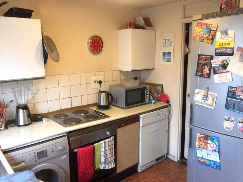 Photo 1: kitchen