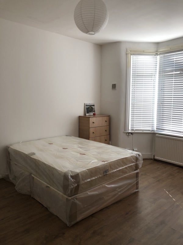 'Leytonstone, Large Studio, All Bills Included' Room to Rent from SpareRoom