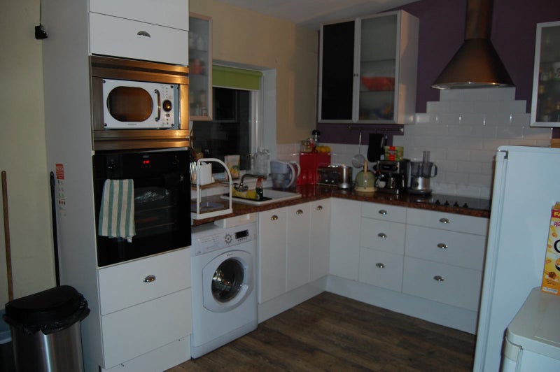 Photo 1: Kitchen 