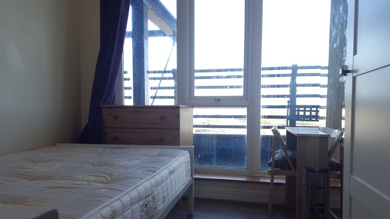Photo 1: Bright Double room in Stratford