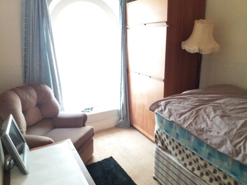 Bedsit, Available LLanelli Town Centre' Room to Rent from