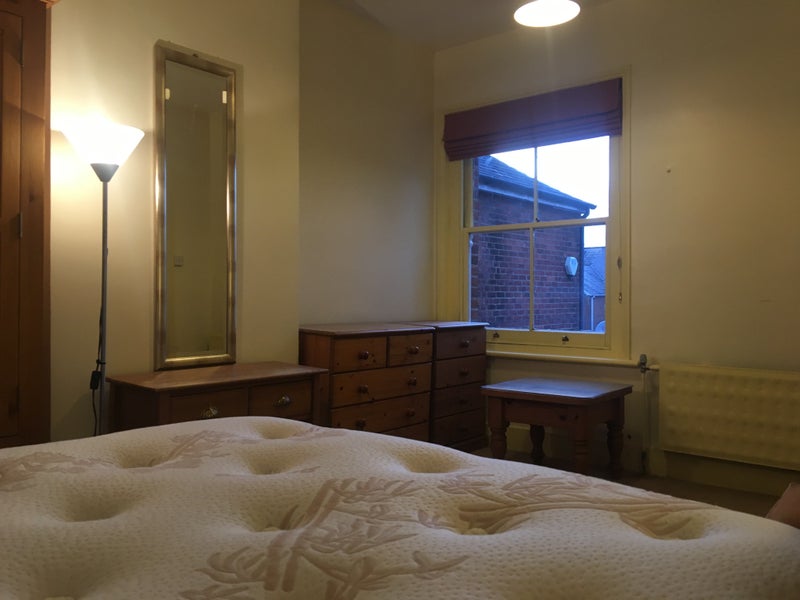 'Large Room Close to Basingstoke Town Centre' Room to Rent from SpareRoom