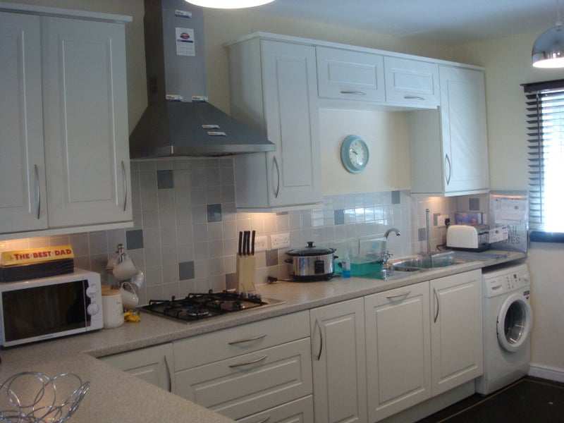 Photo 1: Kitchen with dishwasher and washing machine