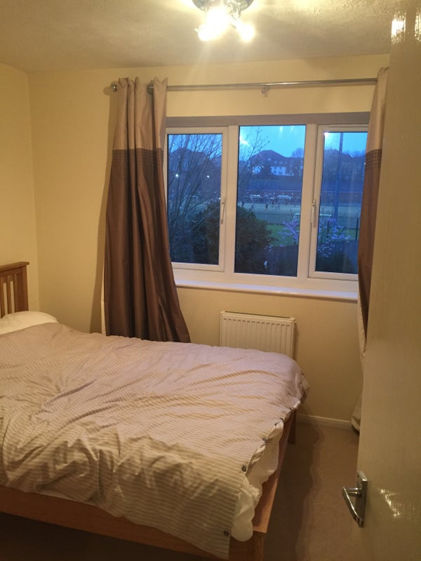 'Double Room in Redhill Near Station' Room to Rent from SpareRoom