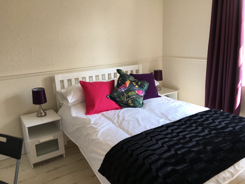 Photo 1: Large double bedroom