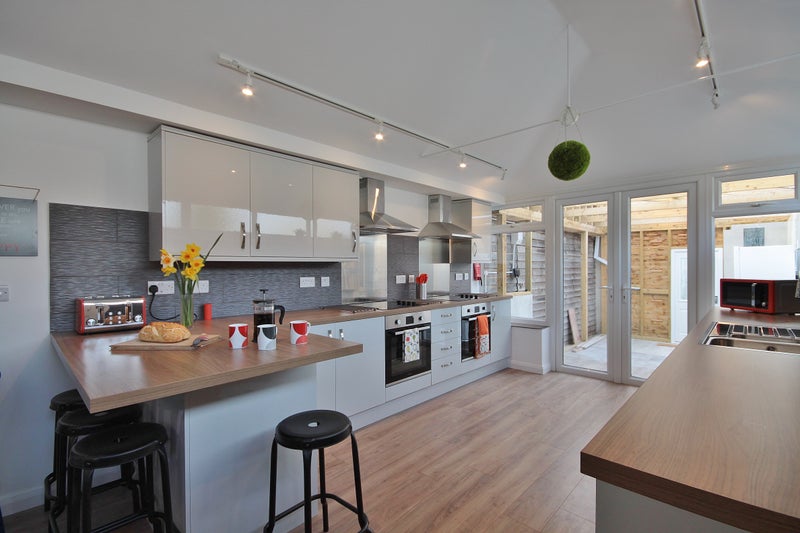 Photo 1: Large, modern kitchen with 2 hobs and ovens
