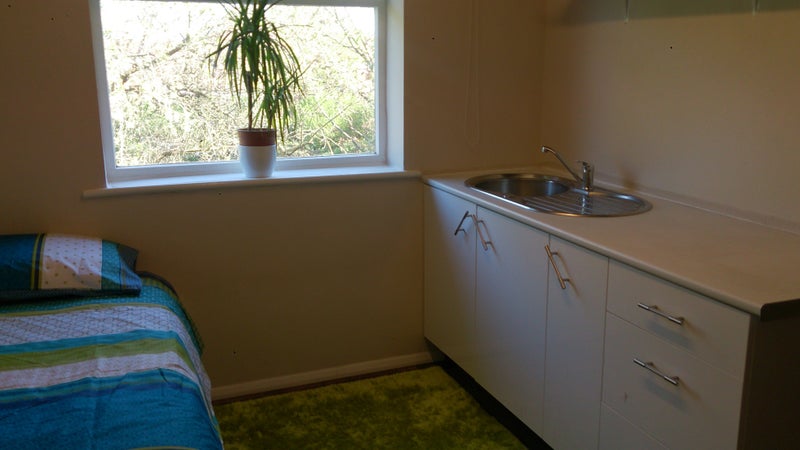 Photo 1: Room to rent