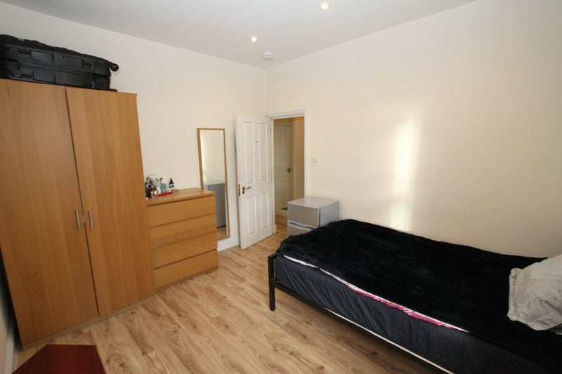 Photo 1: Large Double room with garden view - plus your own personal fridge freezer