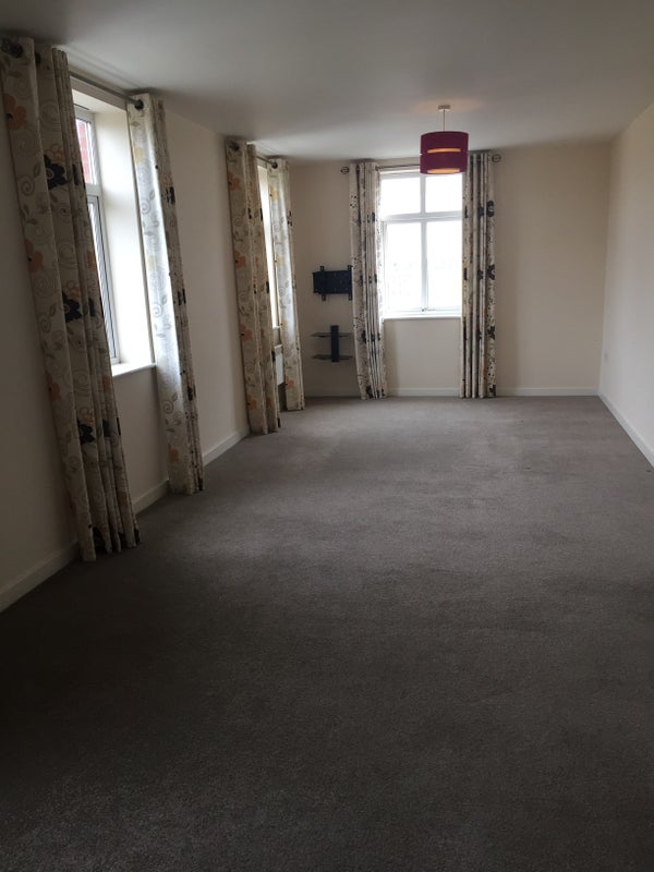Photo 1: Lounge 