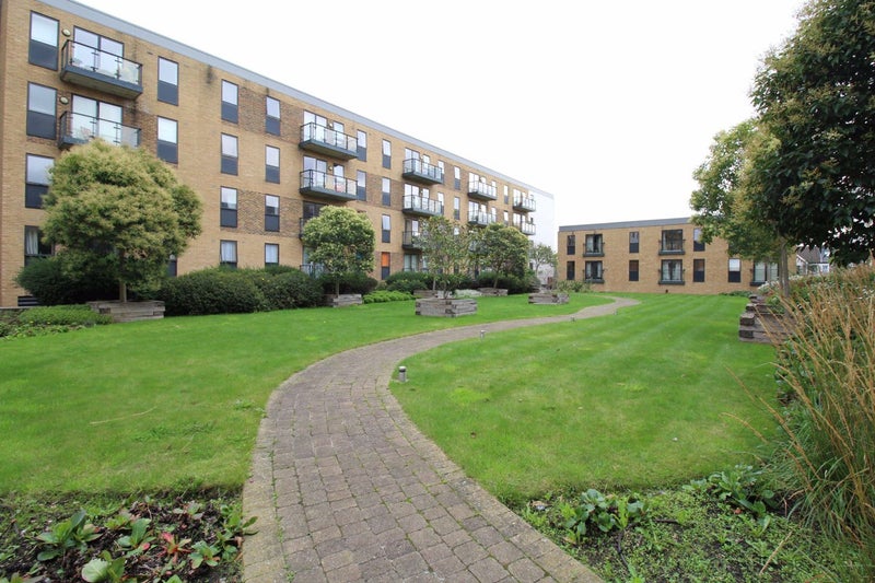 '2 Bed Flat, Wimbledon, Durnsford Road, SW19' Room to Rent from SpareRoom