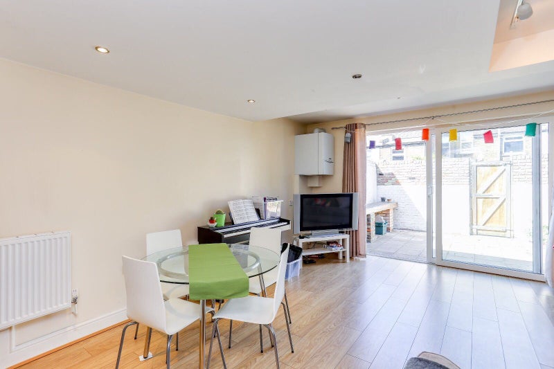 'Lovely en suite room in Ealing' Room to Rent from SpareRoom