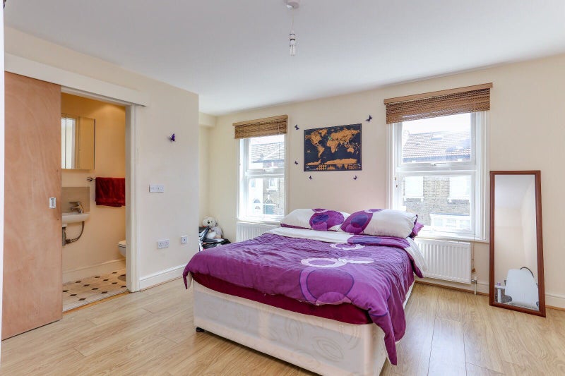 'Lovely en suite room in Ealing' Room to Rent from SpareRoom