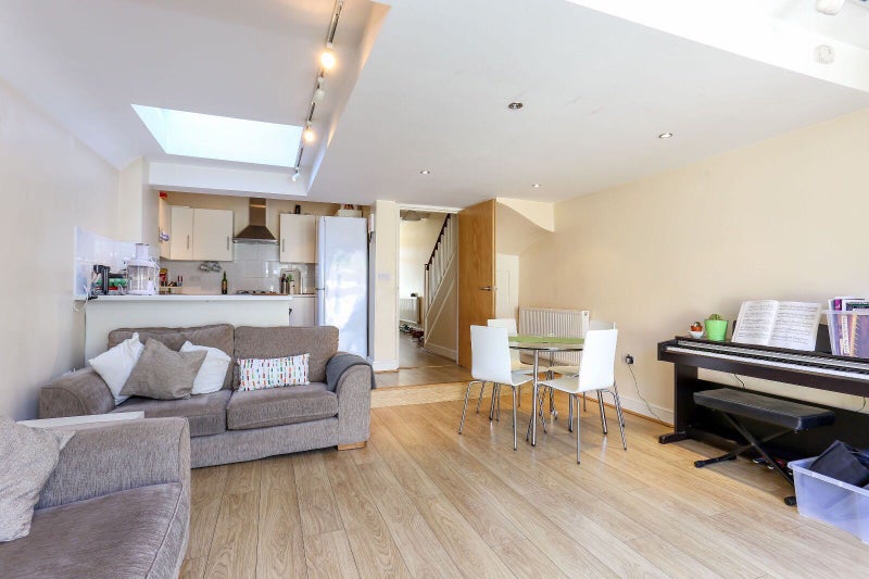 'Lovely en suite room in Ealing' Room to Rent from SpareRoom