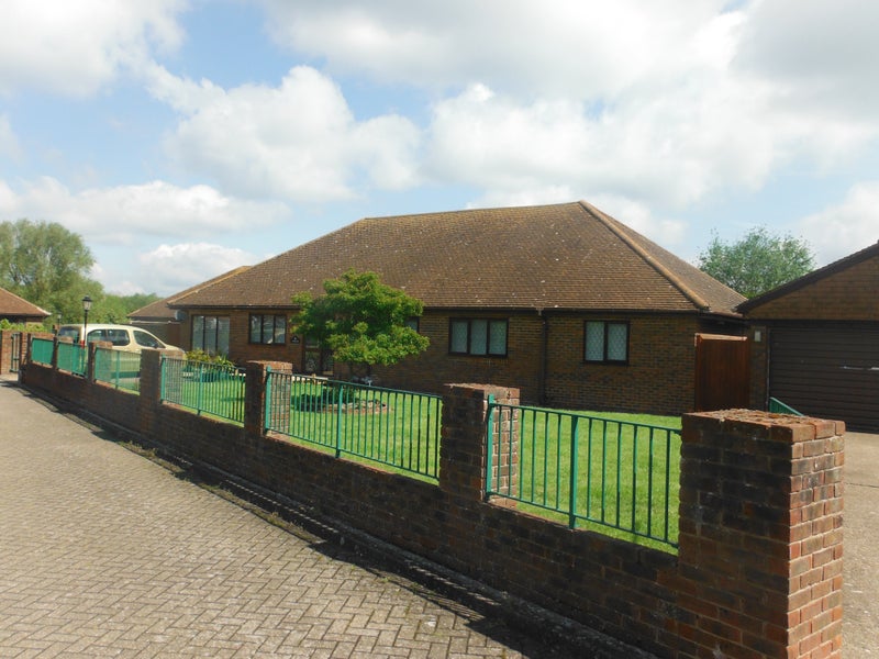 'Large Double Room In Bungalow ..Sellindge' Room to Rent from SpareRoom