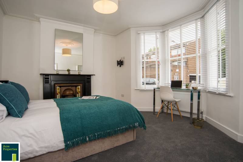 Photo 1: Bedroom 1 £1,100PCM - available 23/10/2025