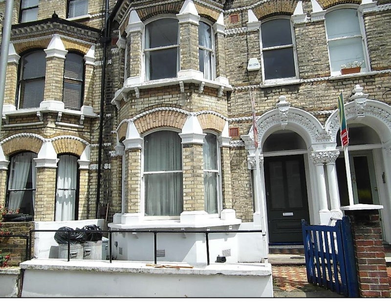 '2 bed flat, Beauchamp Road, Clapham Junction, SW11' Room to Rent from