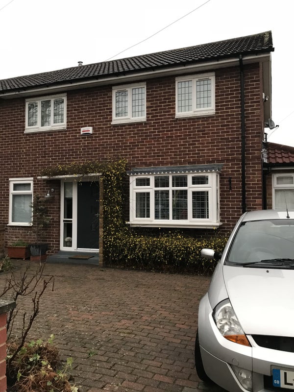 Photo 1: Semi detached house