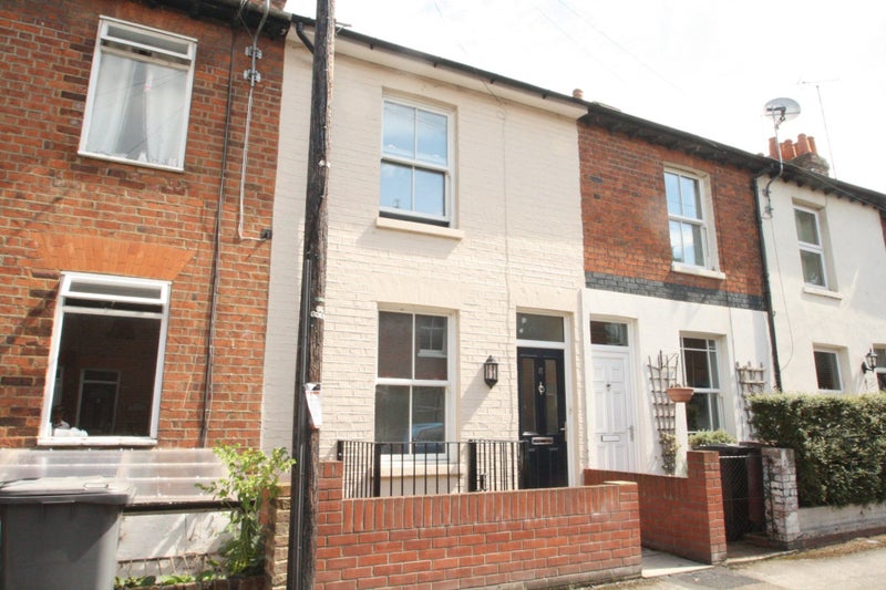 Photo 1: This 4 bed property is situated in a quiet backwater close to Reading town centre