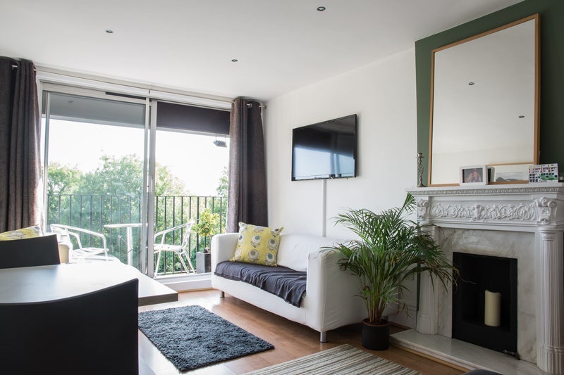 Photo 1: lounge